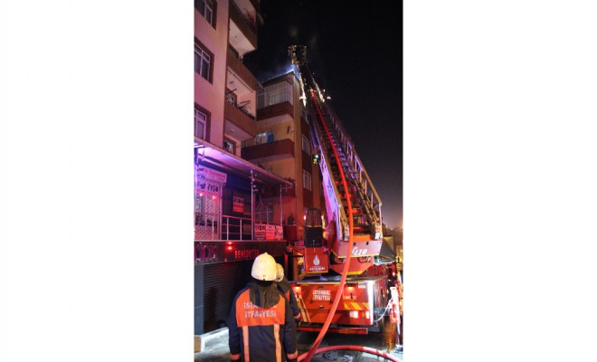 İstanbulda Çatı Yangını Korkuttu