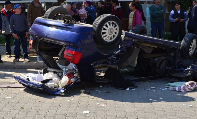 İzmirde Kaza: 2Si Ağır 7 Yaralı